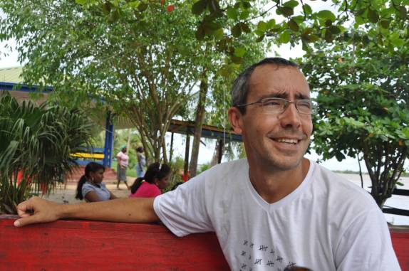 Feliz, em bar na orla fluvial de Paramaribo, no Suriname